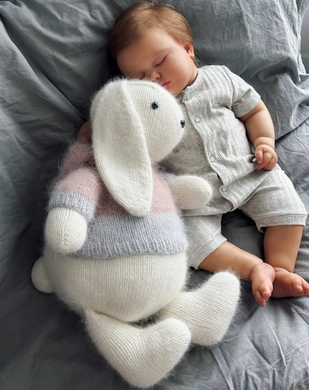 [Ксения Маликова] [kseniyamalikova] Описание Зайки + одежда: жакет, худи, свитер, платье (2023)