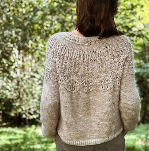 [Knitting For Breakfast, Вяжи.ру] Вязаный пуловер с круглой ажурной кокеткой Ipazia (2025)